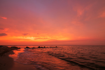Obraz premium scenic seaside with blood red sky