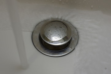 排水溝に流れる水