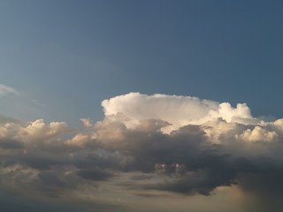 Obraz premium Nubes y cielo azul