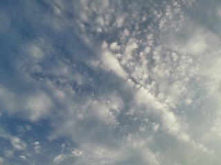 Obraz premium Nubes y cielo azul