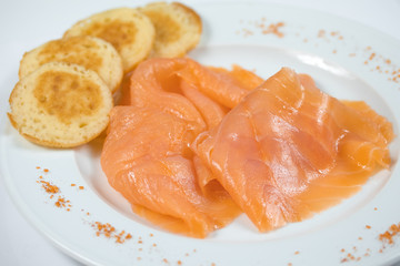 tranches de saumon fumé et blinis