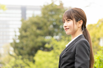 スーツ姿の女性