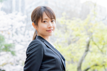 スーツ姿の女性