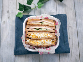 ホーローのお弁当箱にトーストサンドの入った手作りのお弁当