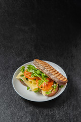 トマト&チーズのサンドウィッチ　 tomato and cheese sandwich