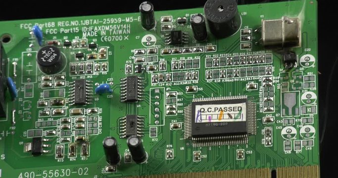 Zwarcie układu elektronicznego na rezystorze na PCB. 
