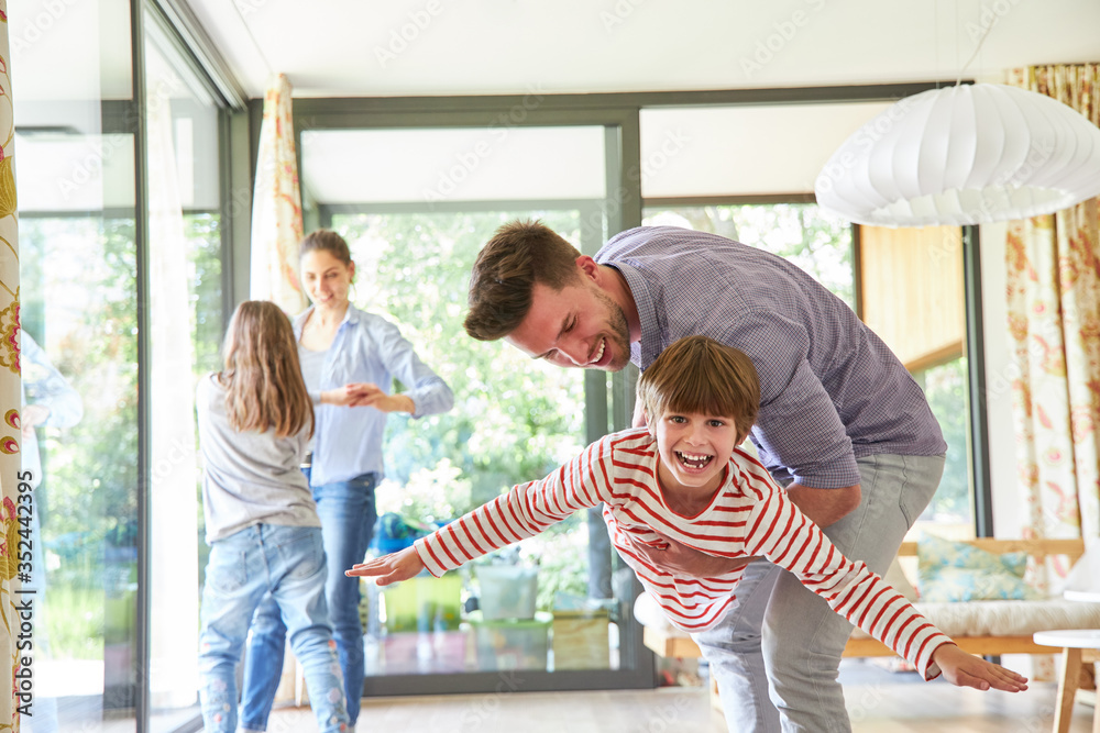 Wall mural eltern beim spielen und toben mit ihren kindern