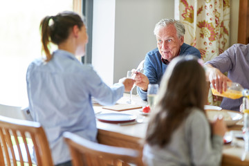 Großvater und Tochter stoßen an mit Sekt