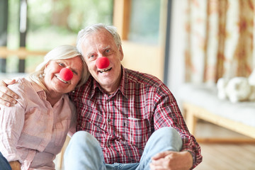 Lächelndes Senioren Paar mit roter Clownsnase