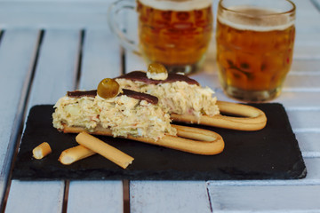 Marinera es una tapa de ensaladilla rusa en una rosquilla de pan con anchoa y aceituna, típica de Murcia, comidas de España