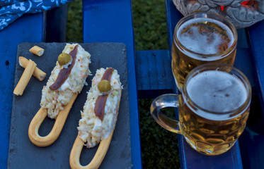 Marinera es una tapa de ensaladilla rusa en una rosquilla de pan con anchoa y aceituna, típica de Murcia, comidas de España