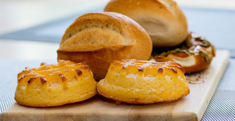 Brötchen und Waffeln in Nahaufnahme