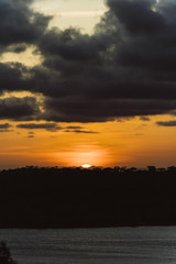Sonnenuntergang über dem Fluss in Kenia, Afrika