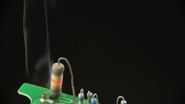 Zwarcie układu elektronicznego na rezystorze na PCB. 
