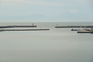 城ヶ島大橋から見る三崎港と富士山