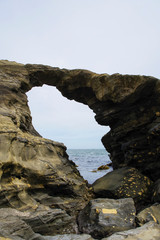 長年の波の浸食でできた馬の背洞門