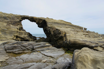 長年の波の浸食でできた馬の背洞門