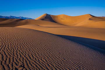  The sand lies in light waves