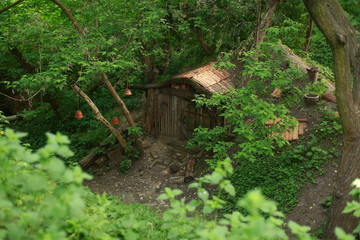 Obraz premium A fabulous wooden house in a ravine. Fairytale landscapes. Children's recreation area. House of sorcerers