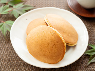 皿の上のどら焼き