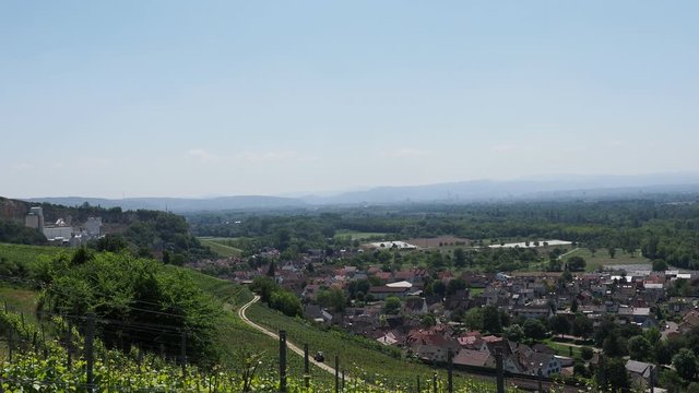 Rheinlandschaft. Blick auf Istein und seine Weinberge mit historische Fachwerkh&auml;user und Pfarrkirche St. Michael, Bahnhof Station unter dem Kalkwerk und Oberrhein