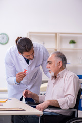 Obraz premium Doctor and patient suffering from Alzheimer disease