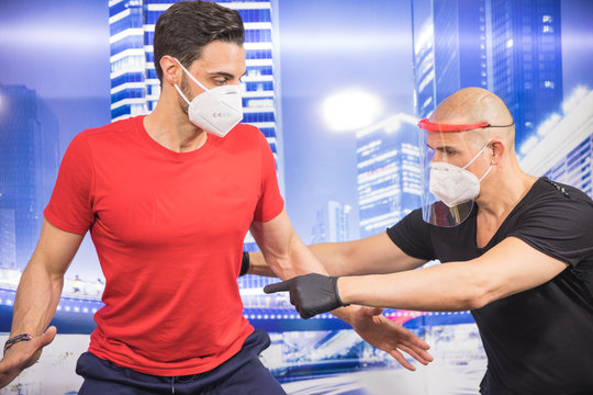 Joven entrenando con los EPIs colocados (equipos de protecci&oacute;n personal), consistente en guantes mascarilla y pantalla por el virus COVID-19