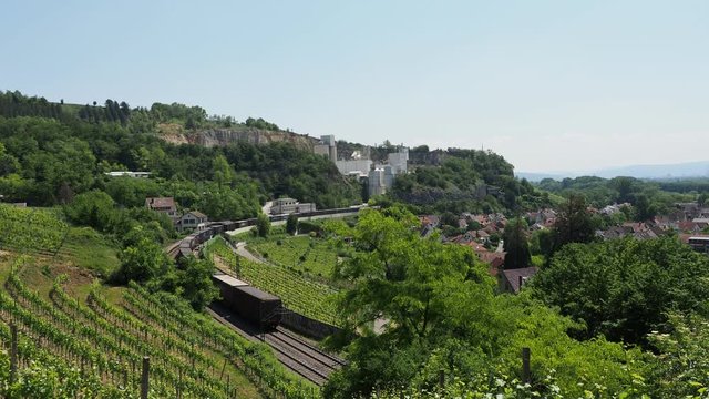 Blick auf Istein Weinberge in Baden-Württemberg. Ein Zug beim Isteiner Klotz oberhalb der Ortschaft nach Katzenbergtunnel entlang des Dorfes