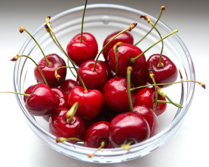 Obraz na płótnie Canvas ripe cherries in a glass bowl