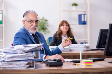 Obraz premium Two employees working in the office