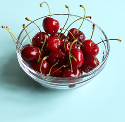 Obraz na płótnie Canvas ripe cherries in a glass bowl