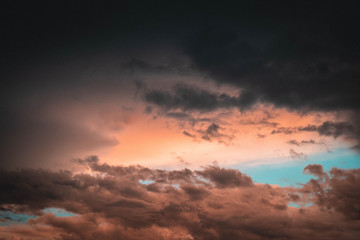 Obraz premium Coucher de soleil sur des nuages d'orages