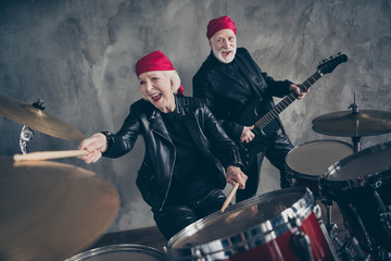 Photo of retired lady man rock popular band one team years perform concert play drum instruments...