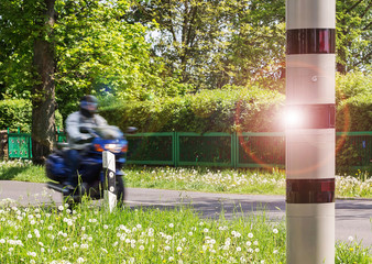 Motorradfahrer auf Landstrasse wird geblitzt