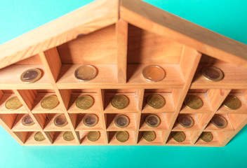 Caja de madera con monedas en compartimentos. 