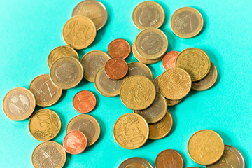 Monedas españolas aisladas en fondo cyan. 
