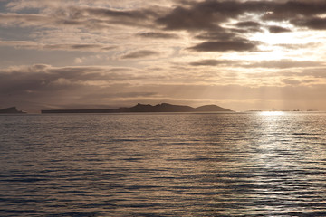 Obraz premium Antarctica landscape with icebergs at sunset on a winter day