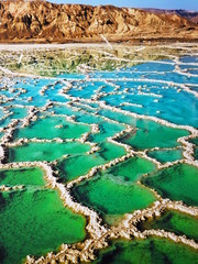 View of the salt crystals in the Dead Sea. View of Dead Sea coastline (Israel). - obrazy, fototapety, plakaty