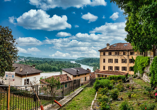 Centro historico de italia, belluno dia azulado con edificios