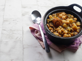 Cocido de garbanzos con chorizo