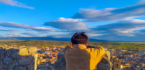 puesta del sol con un oriental en Trujillo ciudad medieval