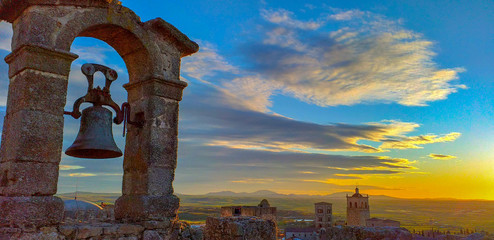 puesta del sol con campanario en Trujillo ciudad medieval