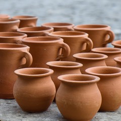 Fototapeta na wymiar The collection of clay pots made by handicraftsmen for sale