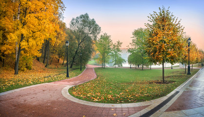 Осенний парк в Царицыно Golden trees in the Tsaritsyno autumn park