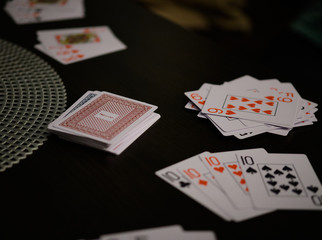 karty do gry rozłożone na drewnianym stole