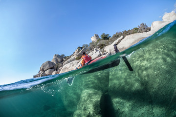 Femme en kayak sur la mer près des côtes.