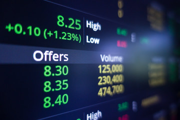 Obraz premium Stock exchange market graph on screen monitor. Economic and financial concept.