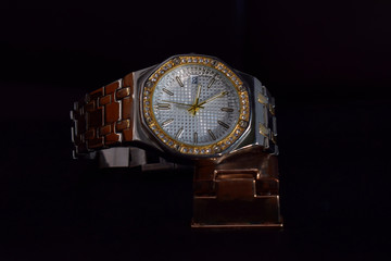 Stainless steel watch set with diamonds
There are brands that are rare, expensive.
Placed on the floor are classic vintage fashion accessories.
