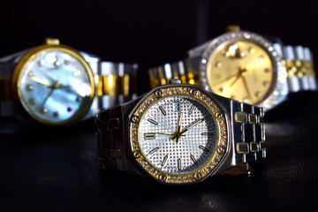Stainless steel watch set with diamonds
There are brands that are rare, expensive.
Placed on the floor are classic vintage fashion accessories.