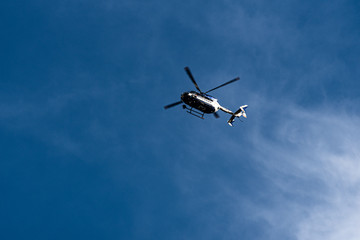 Fototapeta na wymiar Hubschrauber der Polizei im Überflug bei Oppenheim, Rheinhessen